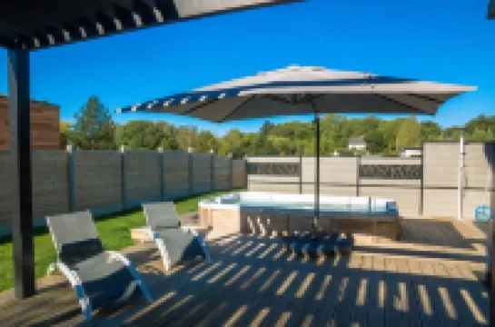 Modern house with great facilities and a large jacuzzi