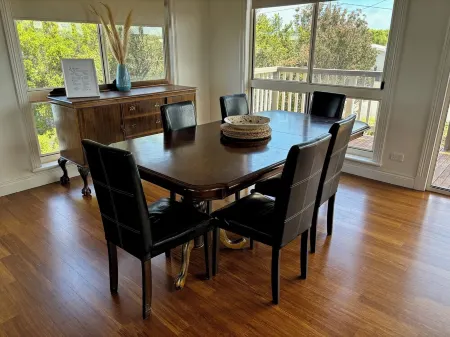 Relaxing home minutes from the beach