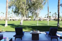 Fairway Getaway: Community Pools, Gym, Golf View!