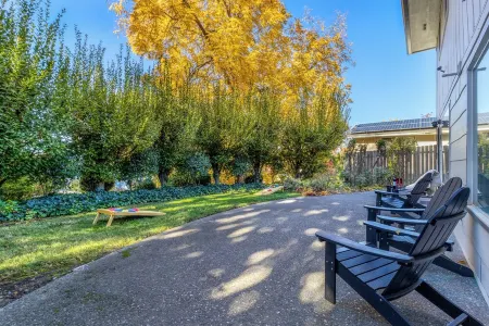 Spacious 4Br Retreat w/ Hot Tub, Outdoor Games & EV Charger – 10 Min Walla Walla