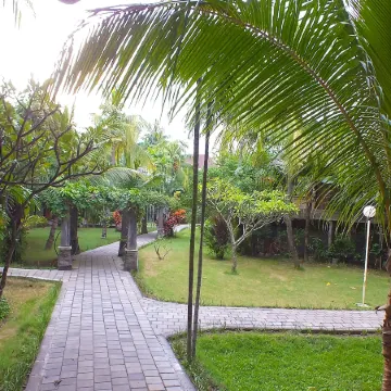 Palm Beach Hotel Bali Отели рядом с достопримечательностью «Пляж Джерман»