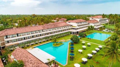 The Blue Water - Geoffrey Bawa Heritage - City Resort Hotel - parking