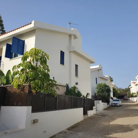 Villa - Sleeps 6 Free Parking & Heated Pool