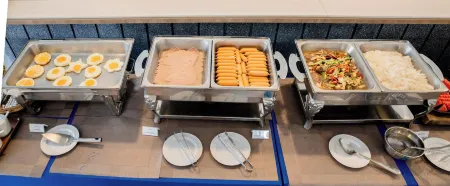 Sirin Hotel & Resident Khon Kaen Отели рядом с достопримечательностью «Wat Thung Setthi»