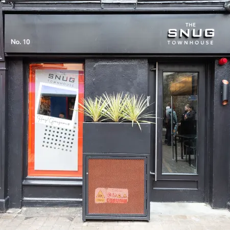 The Snug Townhouse Отели рядом с достопримечательностью «Испанская арка»