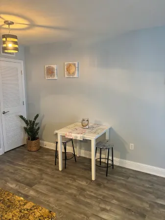 Cozy 1-bedroom condo in gorgeous Biloxi with fitness room, WiFi Отели в г. Билокси