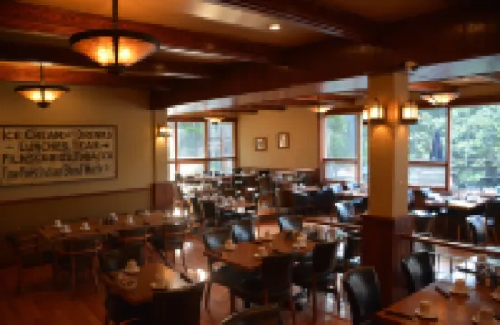 Johnston Canyon Lodge & Bungalows