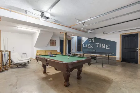 Foggy River Retreat For 16!