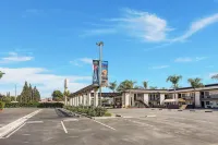 Stanford Inn & Suites Anaheim - parcheggio