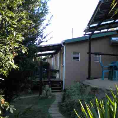 Veki's Village Cottages Hotel Exterior