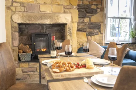 Northern Hideaways St Cuthberts Отели рядом с достопримечательностью «Bamburgh Castle Golf Club»