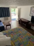 Smokey Point Motor Inn - parking