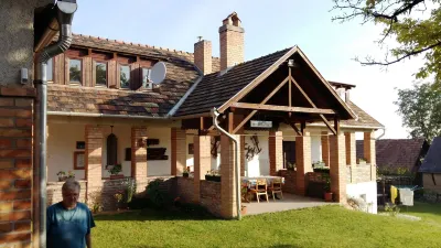 Room in Farmhouse - Rustic Charm - Two Bedroom Suite 8601 Hotel a 