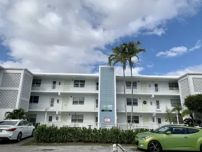 Bayview Regency Apartments by Lowkl