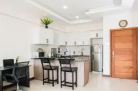 โมเดิร์นลิฟวิ่ง 1 BR - ยิม & สระว่ายน้ำ - ใกล้ YAYA