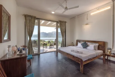 CosmicStays Afita Mohari-Solar Powered Lakehouse Отели в г. Малши