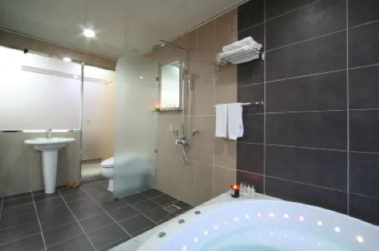 Incheon Prince Tourist Hotel Отели рядом с достопримечательностью «Бич- урваньский»