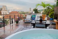 Luxury 5Br House W Jacuzzi & Pool -  Ferienhäuser