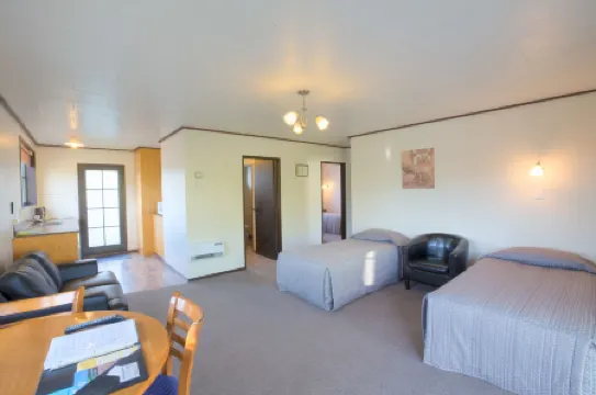 AAA Thames Court Motel