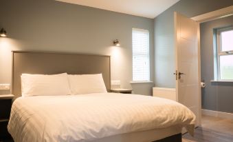 Executive Lakeside Lodge at Mullans Bay