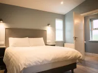 Executive Lakeside Lodge at Mullans Bay Hotel di 