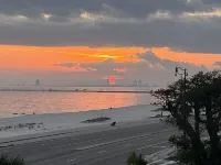 Renovated Blue Beach Bungalow - Blocks to Beach!