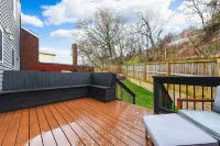 Unique 4Bed/3.5 Bath Townhouse/Garage+Rooftop Deck Hotels in South Side