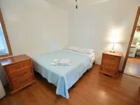 “Pet-Friendly Geneva Lake Cabins – Fire Pit, Private Units, Walk to Lakefront” Hotels in Williams Bay