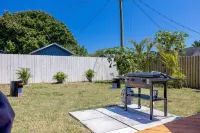 Palm Paradise ~ Hot Tub + Private Yard + Games - 17 mins to the beach!