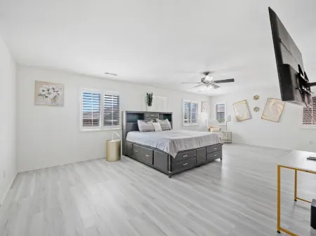 High Desert Cozy Nest!Big & Cozy Desert Getaway/4BR•3BA•Hot Tub&Fire Pit