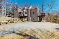 Mountain view home with WiFi, firepit, & fireplace - direct access to Vast trail