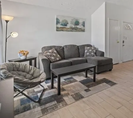 Cozy 2 Bed 1 Bath Home near IAH