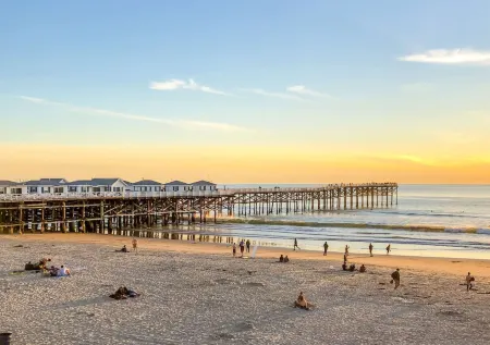 Private Front Yard and Close to Beach - Charming Coastal Retreat Отели рядом с достопримечательностью «Мишен Бич»