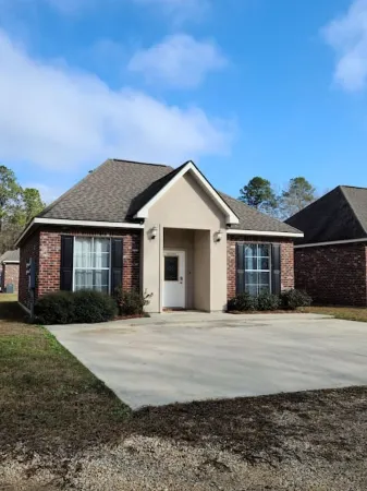 New Orleans Style Decor and Serene Setting - Spacious Tranquil Haven