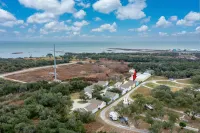 Charming Cottage with Coastal Comfort - Delightful Getaway Hotels in Aransas County