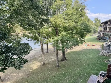 Private Deck and Full Dock Access - Serene Lakefront Oasis Отели в г. Pine A Township