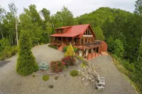 Secluded mountain view log cabin with WiFi, fireplace, & wrap-around porch Santa's Land Fun Park & Zoo附近的飯店