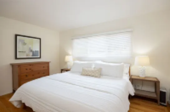 Panoramic Ocean Views and Culinary Delights - Charming Coastal Retreat