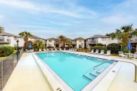 Ground-floor condo in great locale with pool, fast WiFi, W/D - snowbird-friendly Hotels in Miramar Beach