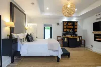 Escape WithInn-Relaxation Centrally Located to Beaches and Walkable Restaurants
