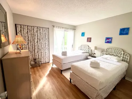 Tennis Courts and Scenic Views - Charming Coastal Oasis