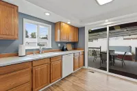 Hot Tub and Theater Room Retreat - Charming Escape