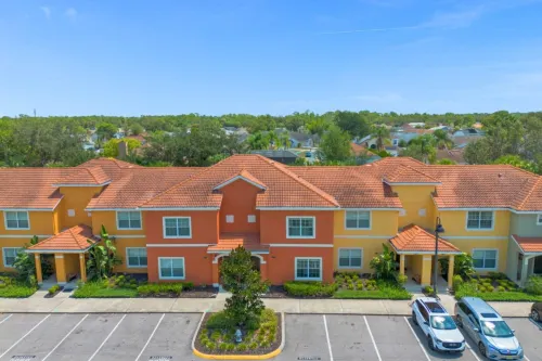 Screened Pool and Resort-Style Amenities - Charming Oasis Hotels in Four Corners