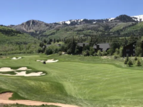 Blackstone Luxury Top Floor 2br, Walk to Skiing at Cabriolet, Shared Pool and Hot tub, Mountain View