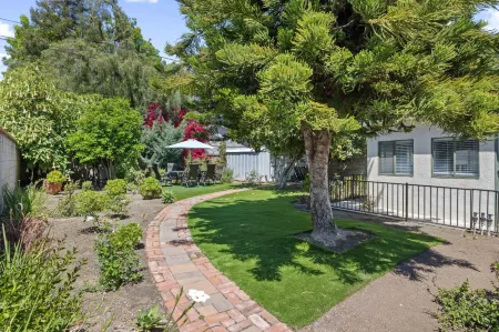 Cozy Retreat - Jacuzzi, Pool Table, BBQ Yard, Balcony Отели в г. Монровия