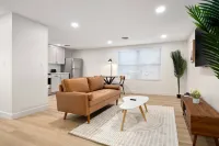 Open Living Space with Natural Light - Charming Modern Haven Hotel a Morton