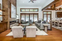 Custom-Built Mountain Home with Hot Tub and Game Room - Stunning Retreat