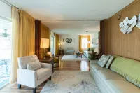 Large Screened Patio and Modern Kitchen - Beautiful Spacious Haven Hotels in Rockledge