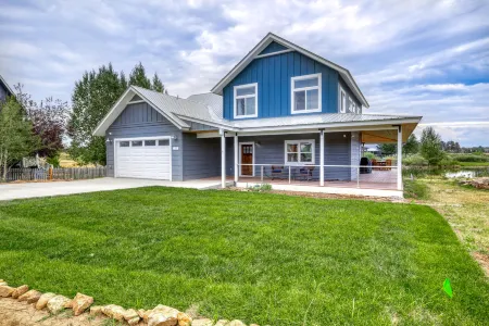 Lake Access and Rustic Elegance - Stunning Modern Haven