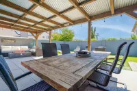 Private Pool, Hot Tub and Game Room - Elegant Tranquil Oasis